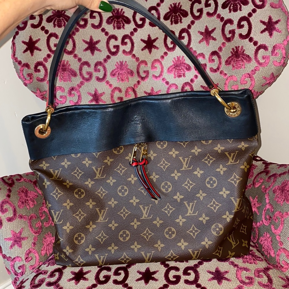 Louis Vuitton Tulleries Hobo